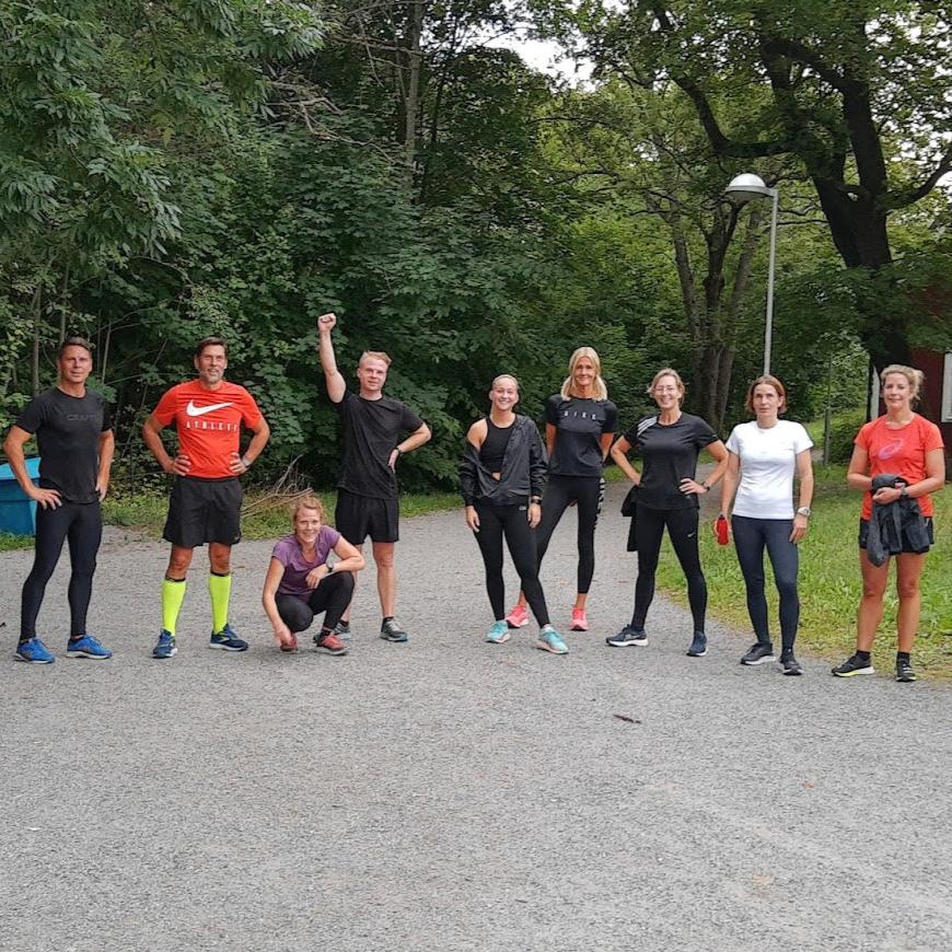 Träningsupplägget är träning kl.18:30 på tisdagar och under terminen är det 3 st. Middagsloppet Lillsjön för tävlingsträning och avstämning på din utveckling. Middagsloppet Lillsjön är ett avskalat lopp på 5 natursköna kilometer som är öppet för alla och de ingår i vår löpargrupp Middagslöpning.